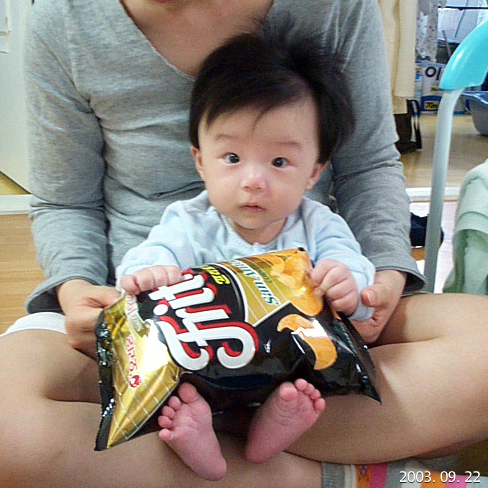 과자봉지 안고있는 지민